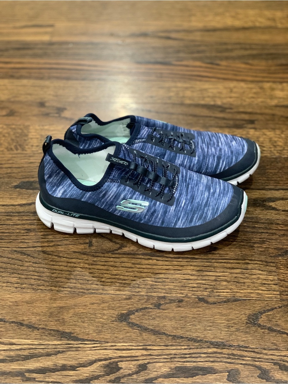 Like New Skechers Women’s Slip On Memory Foam Shoes Size 6